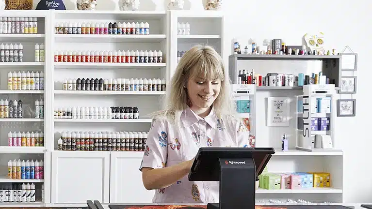 พนักงานร้านขายบุหรี่ไฟฟ้า